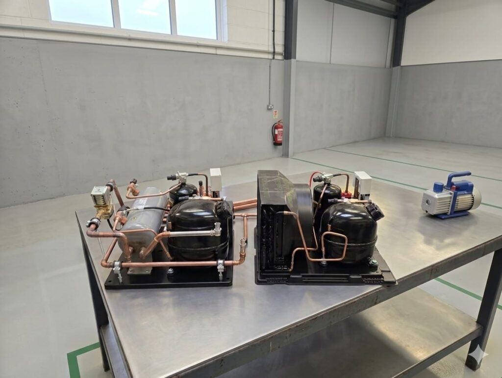 Hoe werkt een watergekoelde condensor?